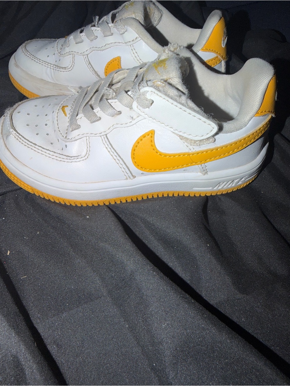 NIKE AIR FORCE 1 PS WHITE/UNIVERSITY GOLD toddler 9C flaws